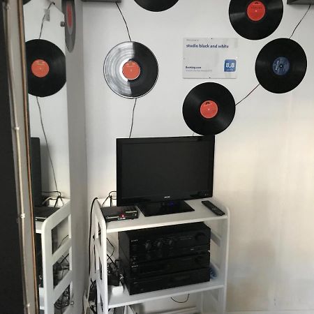 דירות לודז' Studio Black And White מראה חיצוני תמונה