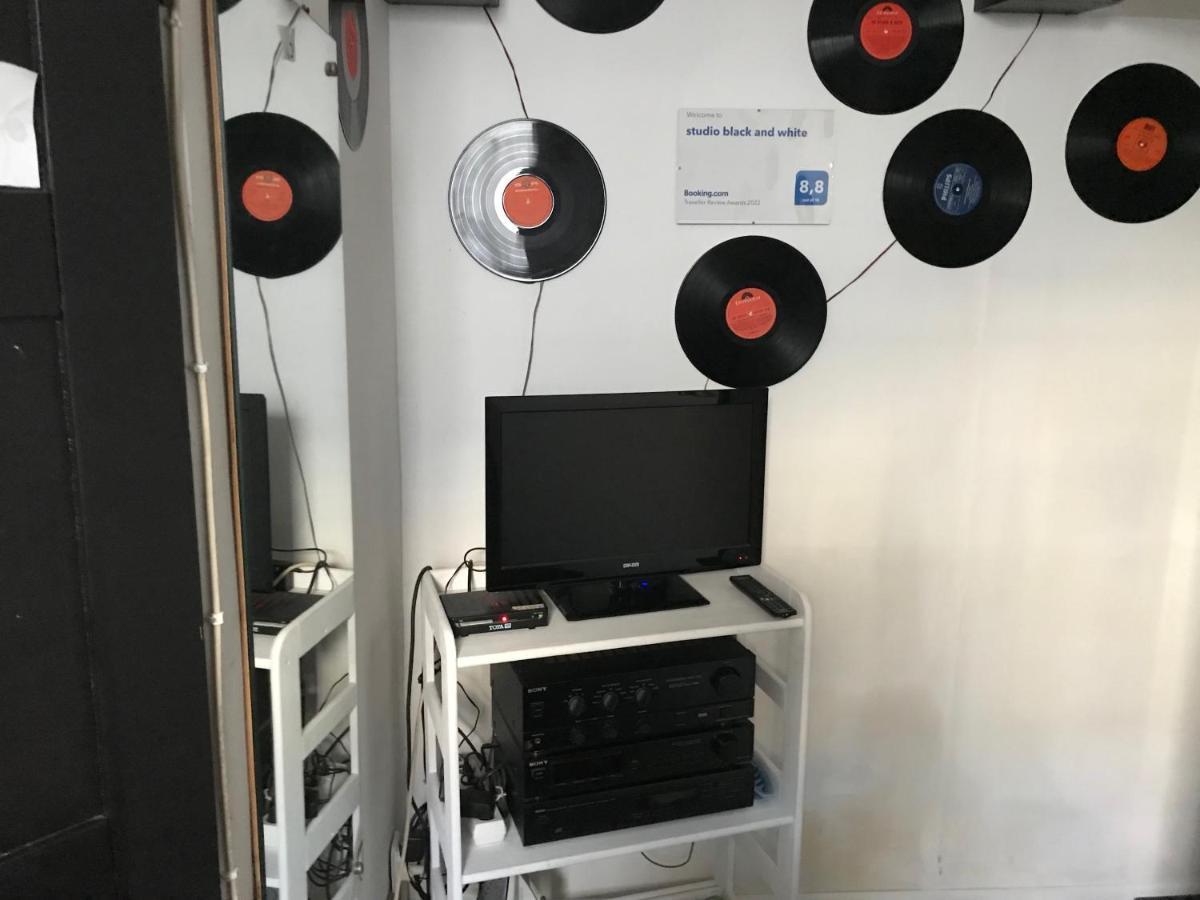 דירות לודז' Studio Black And White מראה חיצוני תמונה