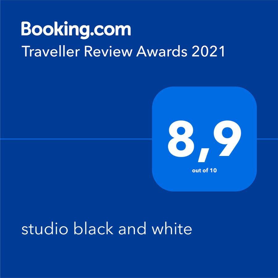 דירות לודז' Studio Black And White מראה חיצוני תמונה